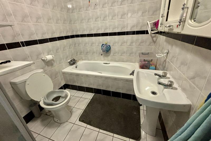 5 Bedroom Property for Sale in Denver Park Western Cape